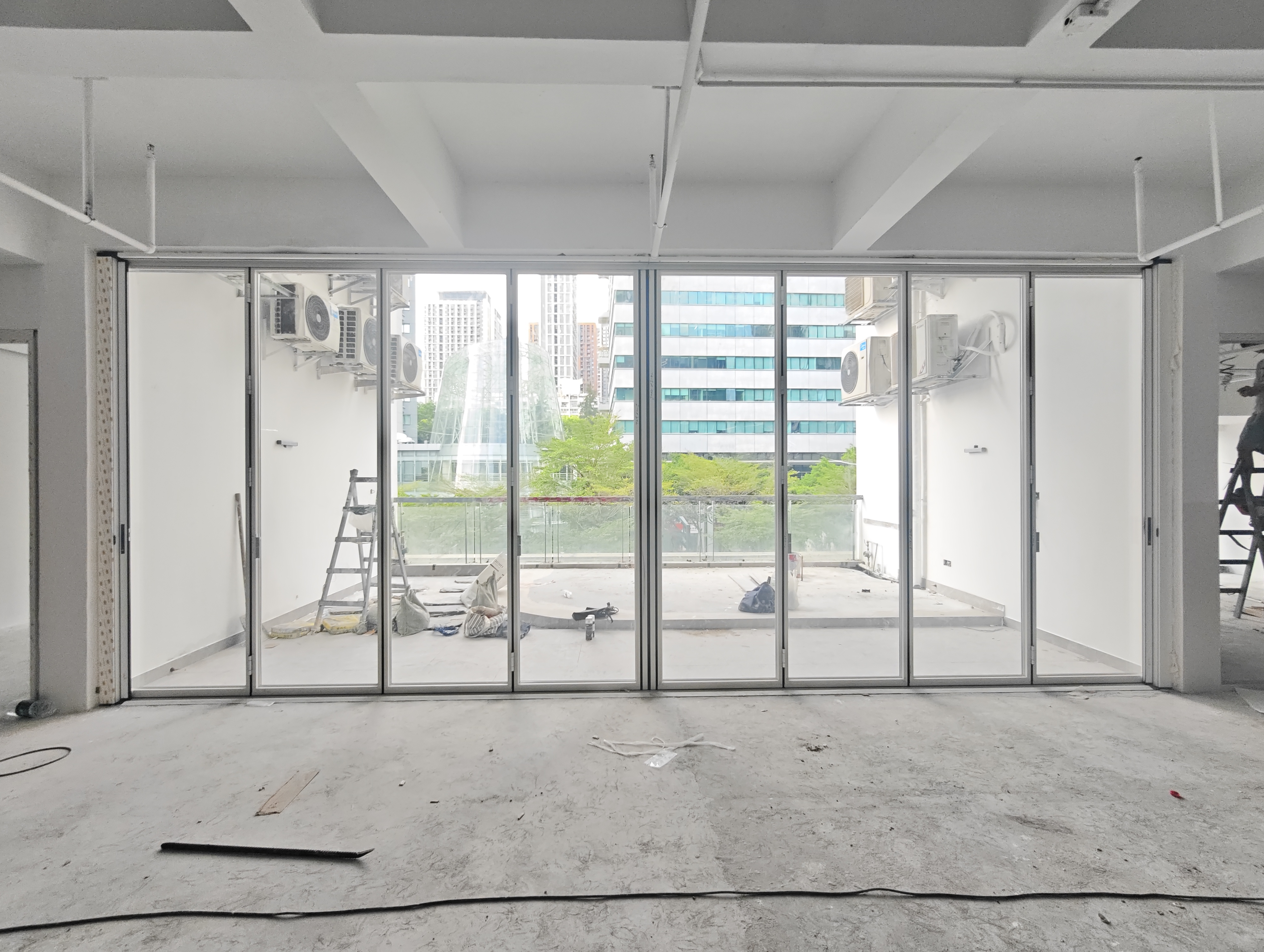 深圳商务办公楼｜73-28极窄重型折叠门打通办公与露台空间